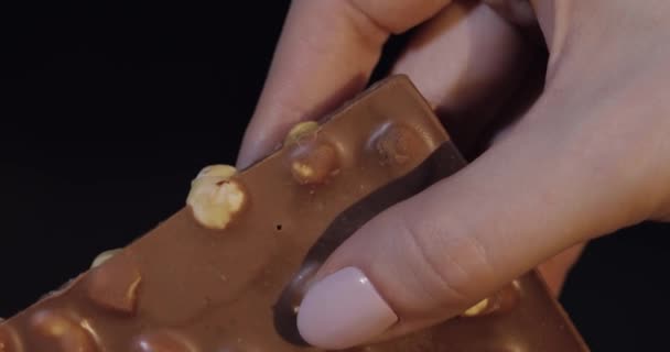 黑巧克力块酒吧在妇女的手特写 — 图库视频影像