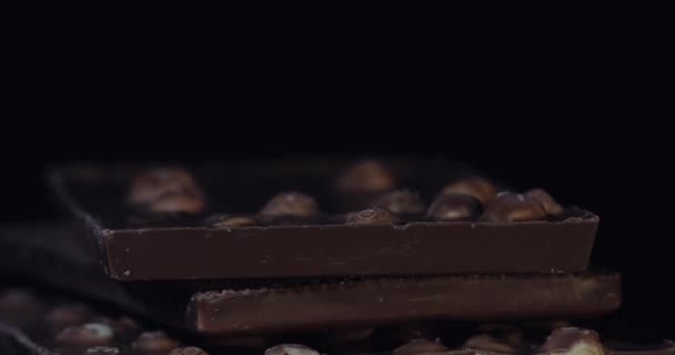 Blocos Chocolate Escuro Com Detalhes Porcas Lento Close Macro Perspectiva — Vídeo de Stock