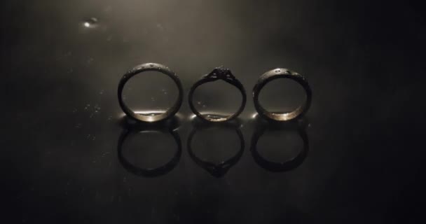 Anillos Boda Anillo Compromiso Acostado Superficie Agua Oscura Que Brilla — Vídeo de stock