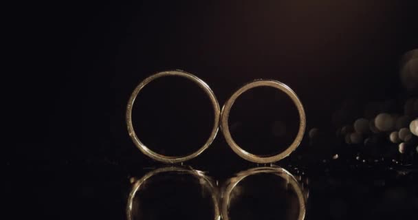 Anéis Casamento Anel Noivado Deitado Superfície Água Escura Brilhando Com — Vídeo de Stock