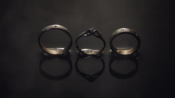 Jegygyűrű Jegygyűrűt Feküdt Ragyogó Fény Sötét Vízfelület Közelről Makró Elmélkedés — Stock videók