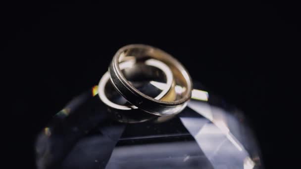 Anillos Boda Acostados Sobre Cristal Brillando Con Luz Cerca Macro — Vídeo de stock