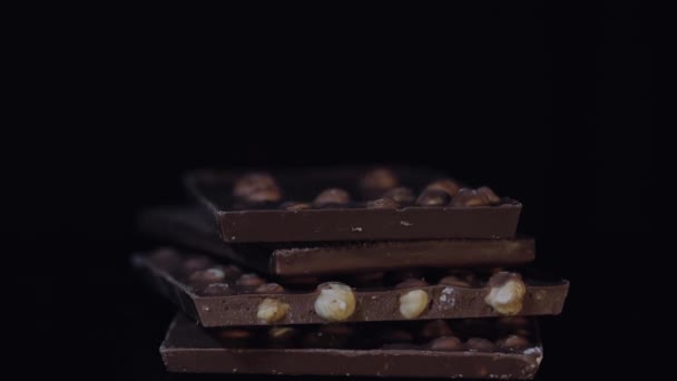 ナッツの詳細とダークチョコレートブロックは マクロを遅く閉じます チョコレートバーの遠近法 — ストック動画