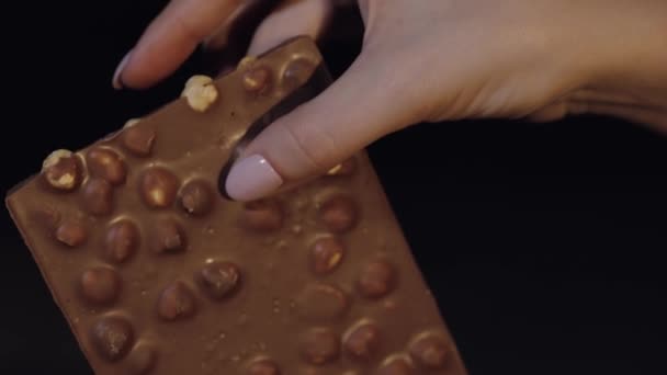 Zwarte Chocolade Blokken Bar Vrouw Hand Close Macro — Stockvideo