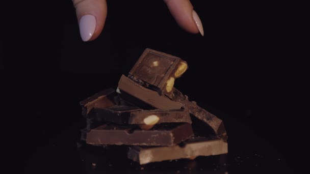 Due Dita Donna Prende Pezzo Barretta Cioccolato Rallentatore — Video Stock