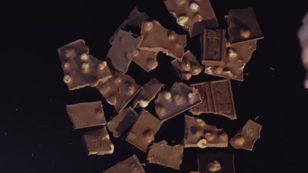 女人手从一堆巧克力片里拿了一块巧克力 慢动作 — 图库视频影像