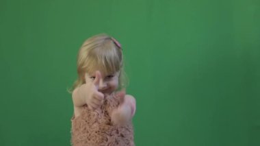 Mutlu üç yaşında bir kız. Sevimli sarışın çocuk. Kahverengi gözler. Çok iyi. Yeşil ekran