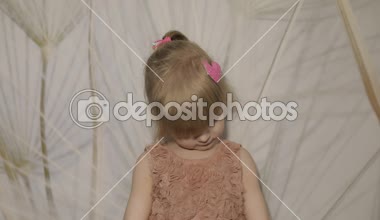 Mutlu yüzler ve dans üç yıl yaşlı kız olun. Sevimli sarışın çocuk. Kahverengi gözler. Sevimli kız gülümsüyor. Küçük çocuk, 3-4 yaşında sarışın kız