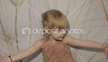 Mutlu yüzler ve dans üç yıl yaşlı kız olun. Sevimli sarışın çocuk. Kahverengi gözler. Sevimli kız gülümsüyor. Küçük çocuk, 3-4 yaşında sarışın kız