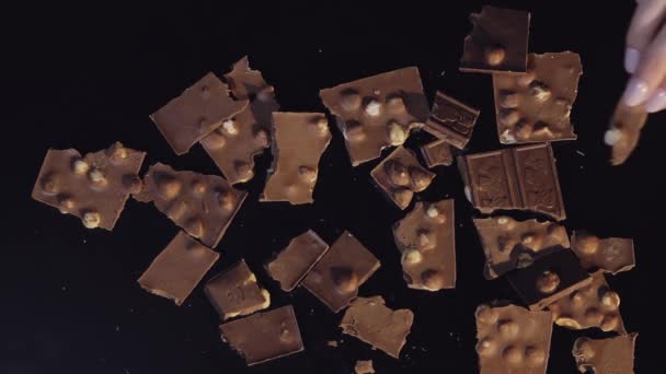 女人的手把一块巧克力棒放在一堆巧克力上 慢动作 — 图库视频影像