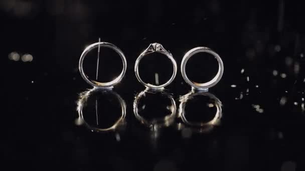 Anneaux Mariage Bague Fiançailles Couchés Sur Surface Eau Sombre Brillant — Video