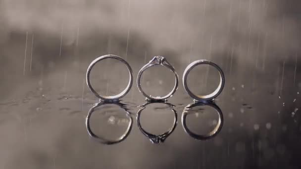 Alyans Nişan Yüzüğü Parlayan Işık Ile Karanlık Yüzeyinde Yalan Makroyu — Stok video