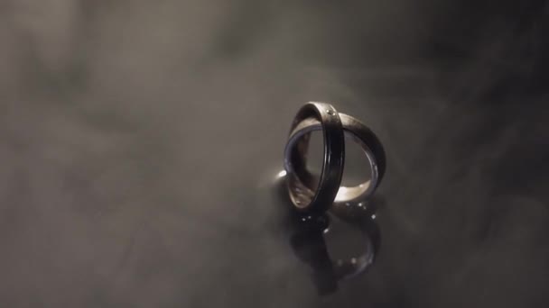 Anillos Boda Superficie Agua Oscura Brillando Con Luz Primer Plano — Vídeos de Stock