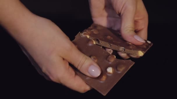 Mulher Quebra Barra Chocolate Preto Com Nozes Close Movimento Lento — Vídeo de Stock