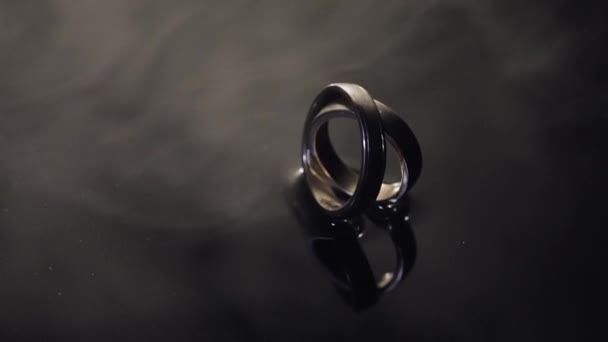 Весільні Кільця Поверхні Темної Води Сяють Світлом Крупним Планом Макрос — стокове відео