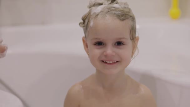 Attrayant Trois Ans Fille Prend Bain Cheveux Mouillés Avec Mousse — Video