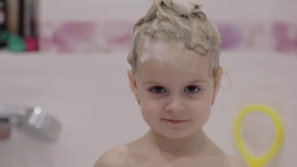 Atraente Menina Três Anos Toma Banho Cabelo Molhado Com Espuma — Vídeo de Stock