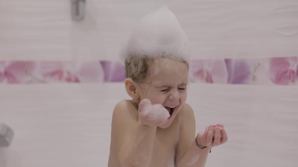 Привлекательная Трехлетняя Девочка Принимает Ванну Влажные Волосы Пеной Ванны Милая — стоковое видео