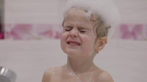 Atractiva Niña Tres Años Toma Baño Mamá Limpia Cabello Con — Vídeos de Stock