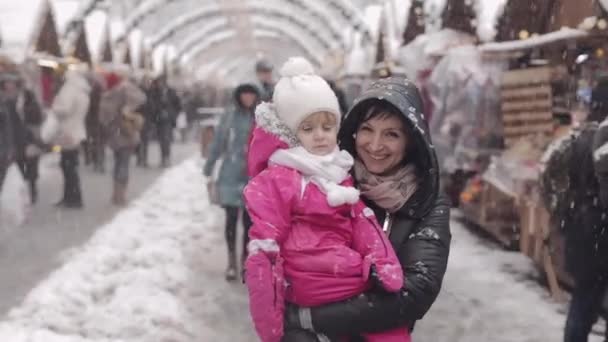 Mamá Hija Están Caminando Por Calle Con Clima Nevado Ríete — Vídeos de Stock