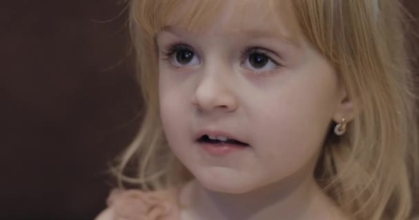 快乐的三岁女孩 可爱的金发碧眼的孩子 棕色的眼睛 可爱的女孩微笑 漂亮的小孩 4岁的金发女孩 — 图库视频影像