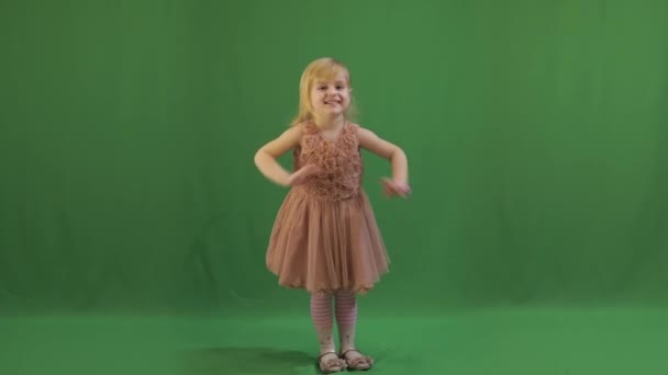 Счастливая Трёхлетняя Девочка Милая Блондинка Каштановые Глаза Зеленый Экран Видео — стоковое видео