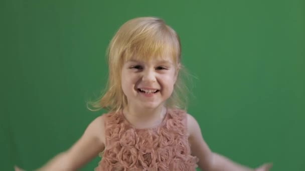 Feliz Menina Três Anos Bonita Criança Loira Olhos Castanhos Vídeo — Vídeo de Stock