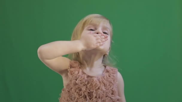 幸せな 歳の女の子 かわいい金髪の子 黒い瞳 緑色の画面のビデオ ダンス — ストック動画