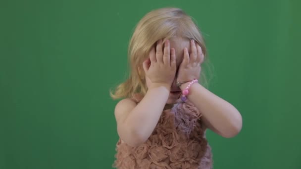 Heureuse Fille Trois Ans Mignon Enfant Blonde Yeux Marron Vidéo — Video