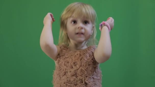 Счастливая Трёхлетняя Девочка Милая Блондинка Каштановые Глаза Зеленый Экран Видео — стоковое видео