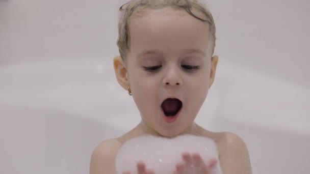 Atractiva Niña Tres Años Toma Baño Cabello Húmedo Con Espuma — Vídeos de Stock