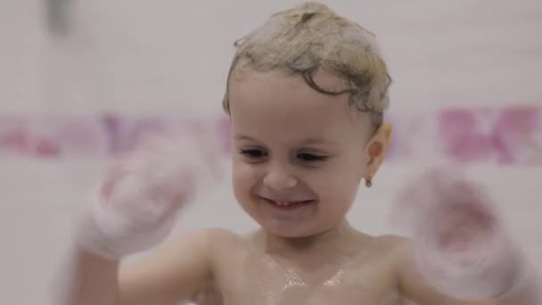 Atractiva Niña Tres Años Toma Baño Cabello Húmedo Con Espuma — Vídeo de stock