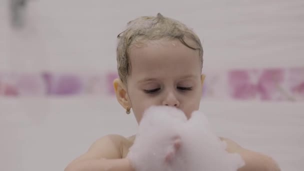 Atrakcyjna Dziewczyna Trzech Lat Bierze Kąpiel Mokre Włosy Pianki Kąpieli — Wideo stockowe