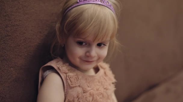 幸せな 歳の女の子 かわいい金髪の子 黒い瞳 笑っているかわいい女の子 かわいい子 歳のブロンドの女の子は彼女のメイク — ストック動画