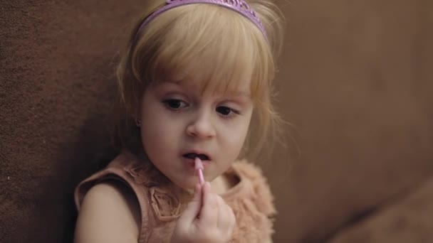 Heureuse Fille Trois Ans Mignon Enfant Blonde Yeux Marron Jolie — Video