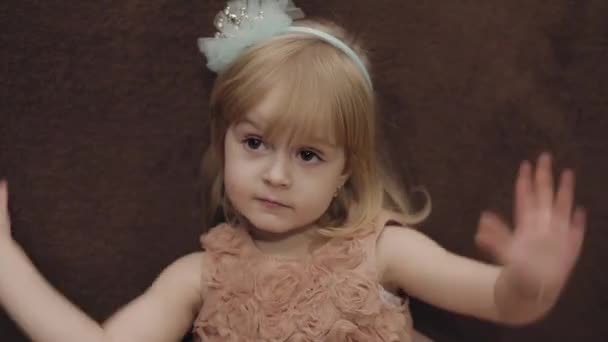 Rád Tři Roky Stará Dívka Roztomilá Blondýnka Dítě Hnědé Oči — Stock video