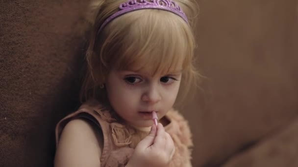 Heureuse Fille Trois Ans Mignon Enfant Blonde Yeux Marron Jolie — Video