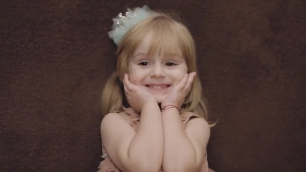 Feliz Menina Três Anos Bonita Criança Loira Olhos Castanhos Menina — Vídeo de Stock