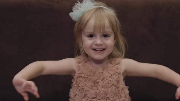 快乐的三岁女孩 可爱的金发碧眼的孩子 棕色的眼睛 可爱的女孩微笑 漂亮的小孩3 4岁的金发女孩制作面 — 图库视频影像