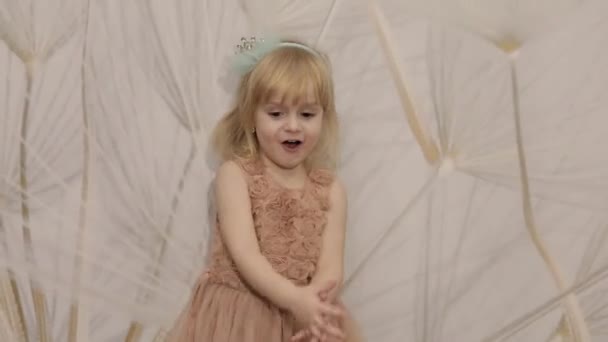 Heureuse Fille Trois Ans Faire Des Visages Danser Mignon Enfant — Video