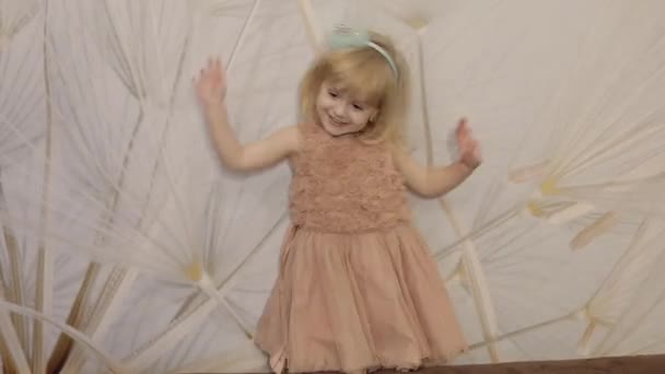 快乐的三岁女孩做鬼脸和跳舞 可爱的金发碧眼的孩子 棕色的眼睛 可爱的女孩微笑 漂亮的小孩 4岁的金发女孩 — 图库视频影像