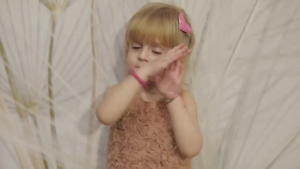 Счастливая Трёхлетняя Девочка Строит Рожи Танцует Милая Блондинка Каштановые Глаза — стоковое видео