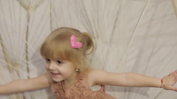 Счастливая Трёхлетняя Девочка Строит Рожи Танцует Милая Блондинка Каштановые Глаза — стоковое видео