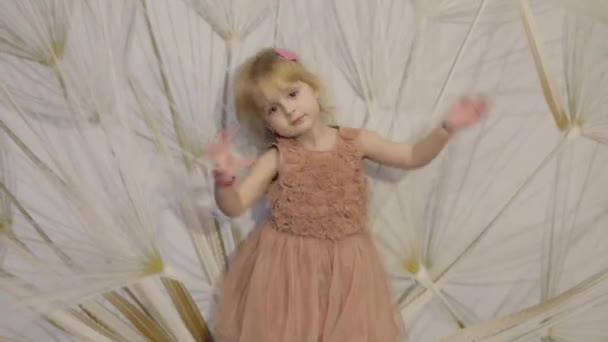 Heureuse Fille Trois Ans Faire Des Visages Danser Mignon Enfant — Video