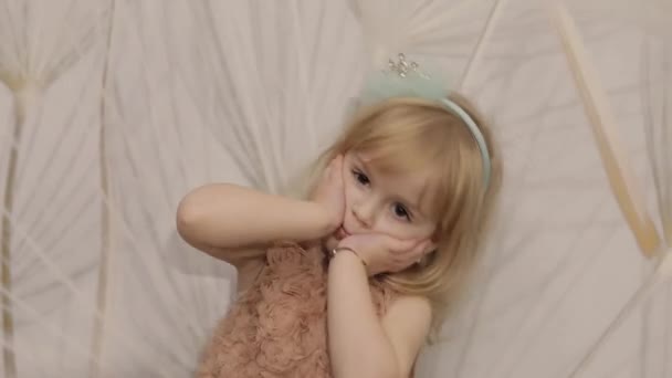 Fröhliche Dreijährige Mädchen Machen Gesichter Und Tanzen Nettes Blondes Kind — Stockvideo