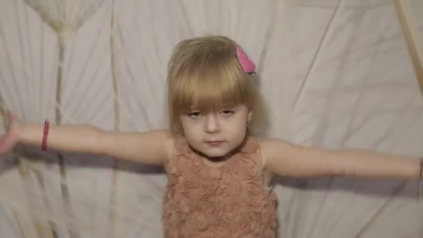 Boldog Három Régi Lány Hogy Arcok Tánc Aranyos Szőke Gyermek — Stock videók