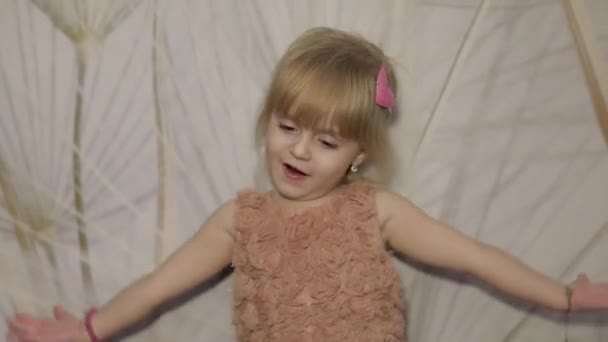 Ευτυχισμένος Τρία Χρόνια Παλιά Κορίτσι Κάνει Όψεις Και Χορό Χαριτωμένο — Αρχείο Βίντεο