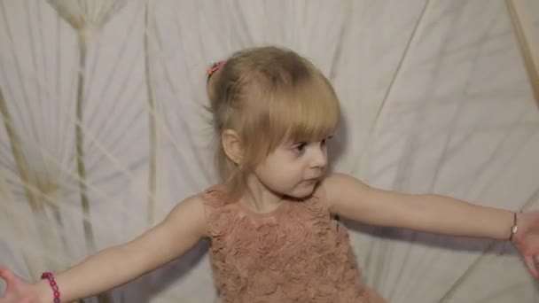 Ευτυχισμένος Τρία Χρόνια Παλιά Κορίτσι Κάνει Όψεις Και Χορό Χαριτωμένο — Αρχείο Βίντεο
