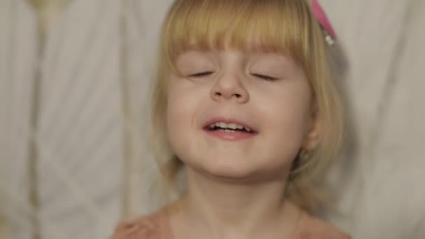 快乐的三岁女孩做鬼脸和跳舞 可爱的金发碧眼的孩子 棕色的眼睛 可爱的女孩微笑 漂亮的小孩 4岁的金发女孩 — 图库视频影像