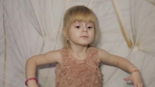 Gelukkig Drie Jaar Oud Meisje Maken Gezichten Dansen Schattige Blonde — Stockvideo